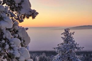 Anne et son partenaire en motoneige en Laponie suédoise©Anne-Fritsch