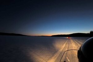 Anne et son partenaire en motoneige en Laponie suédoise©Anne-Fritsch