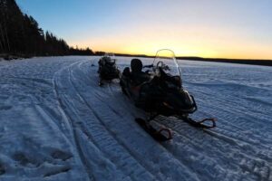 Anne et son partenaire en motoneige en Laponie suédoise©Anne-Fritsch