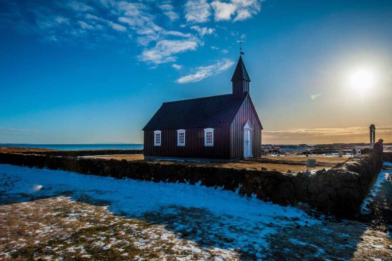 Een kerk in ijsland tijdens de kerstperiode met nordic