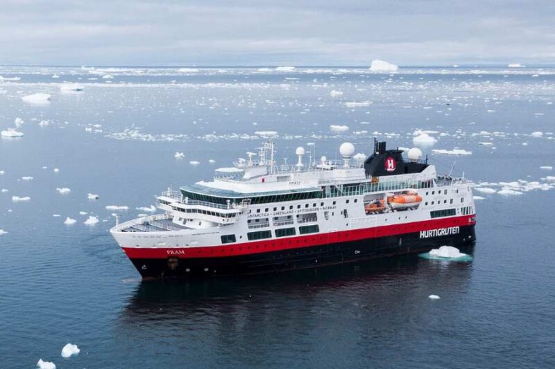 Hurtigruten met MS Fram in groenland tussen het ijs
