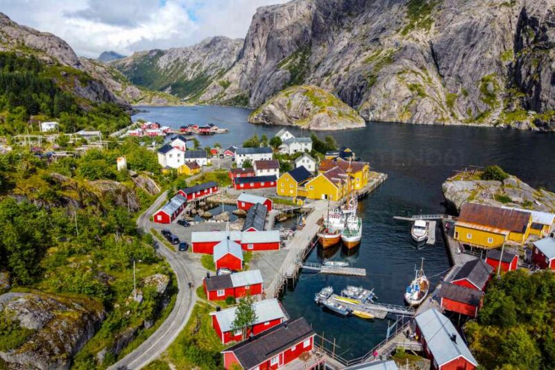 het vissersdorpje Nusfjord dat op de unesco werelderfgoed lijst staat op de Lofoten in Noorwegen met Nordic