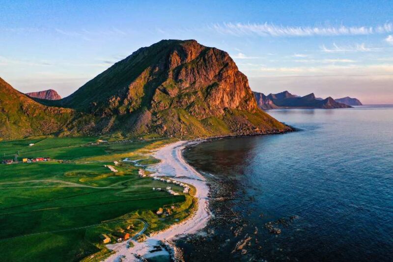 Het wilde Uttakleiv beach met rotsformaties op de Lofoten in Noorwegen