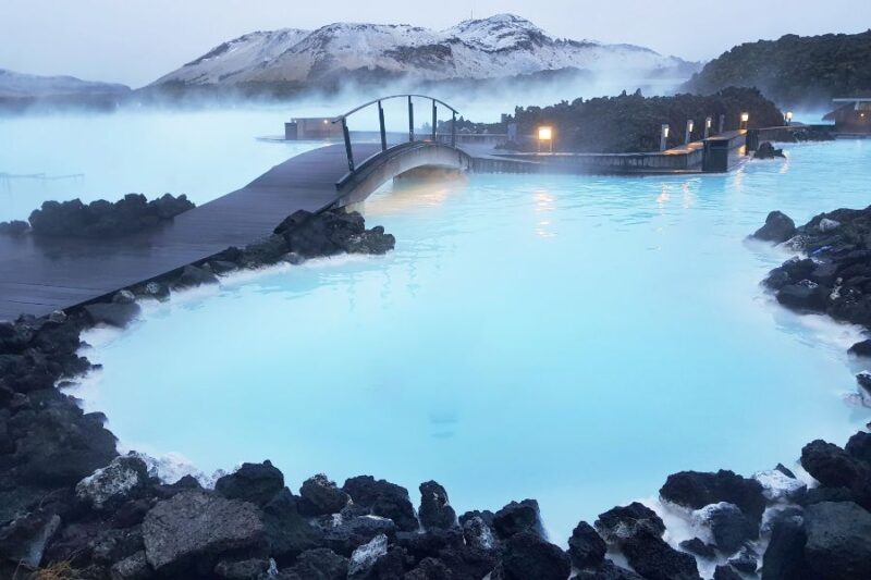 Blue-lagoon-contrast-met-zwarte-lavastenen