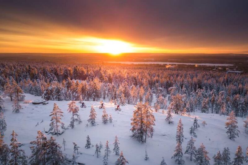 Een wijd landschap met zonsondergang in lapland tijdens de winter met nordic