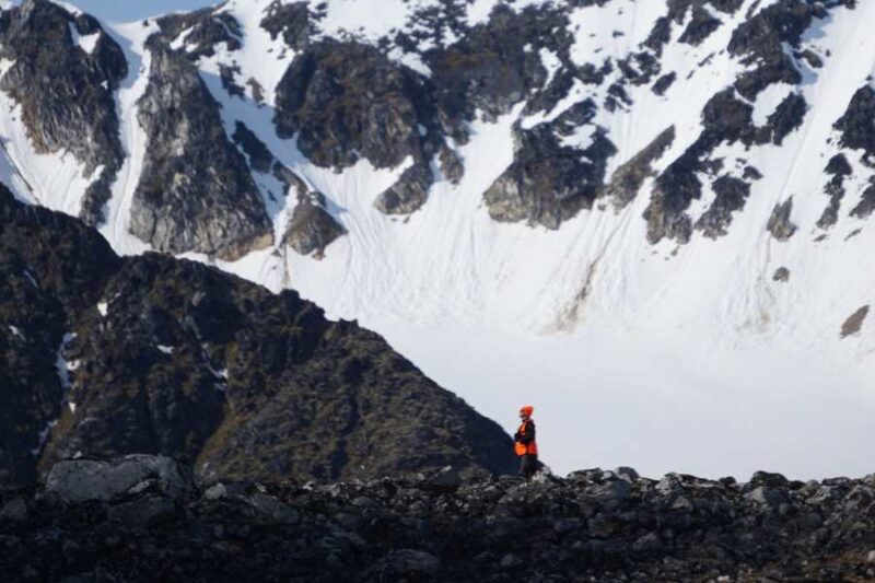 Immens sneeuwlandschap waar zwarte bergen tegen afsteken tijdens de reis van collega Charlotte naar Spitsbergen met Nordic.