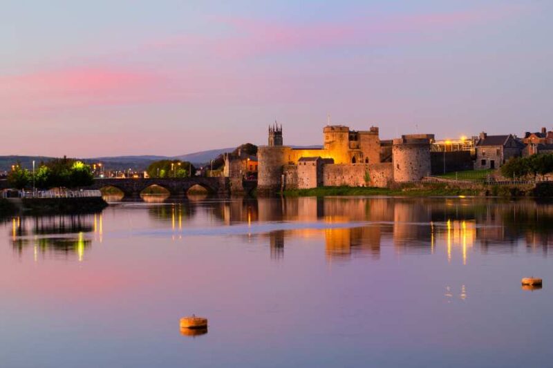 Citytrip-Limerick-met-zicht-op-de-Shannon-en-King-Johns-Castle-in-Ierland-met-Galtic