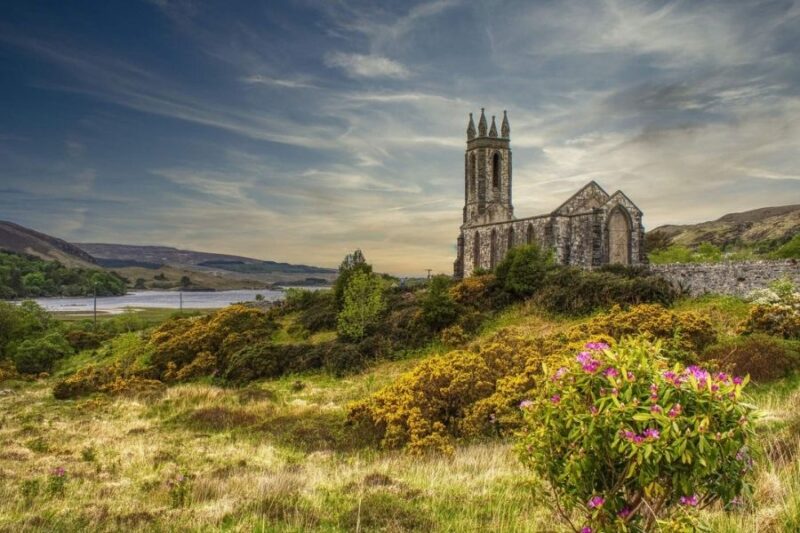 Dunlewey-de-vervallen-kerk-van-Donegal-Ierland
