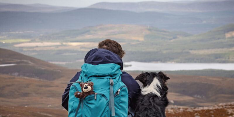 Man met hond Cairngorms Schotland