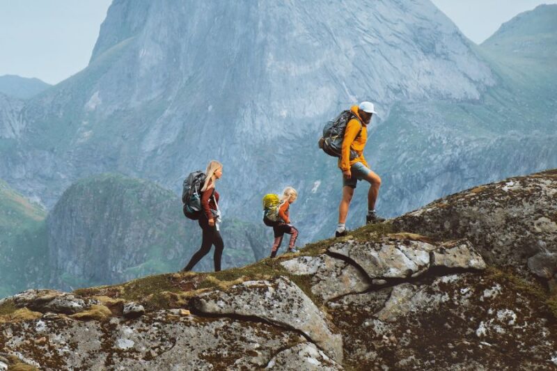 Familie wandelt door bergen in Noorwegen met Nordic, de Scandinaviëspecialist