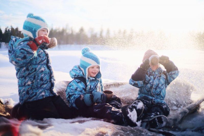 Enfants jouant dans les paysages enneigés de Laponie