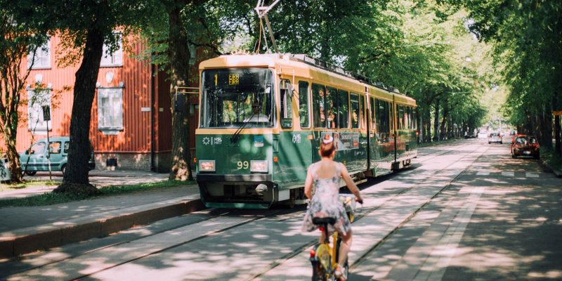 Tram-et-vélo-Helsinki-ville-verte-citytrip©Julia-Kivelä-Visit-Finland-5.jpg